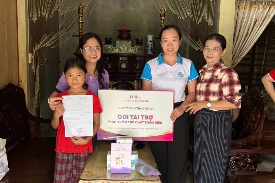 Bạn nhỏ ở xã Gio Linh nhận Quyết định trao tặng Gói tài trợ Phát triển thể chất toàn diện