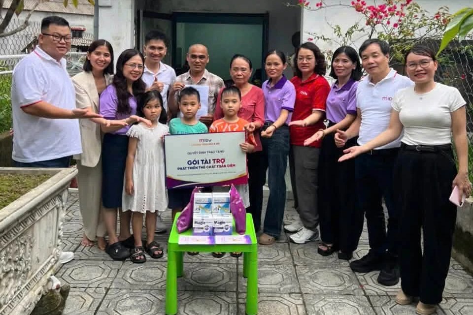 Hai anh em song sinh ở xã Triệu Sơn cùng gia đình và đoàn chương trình Kéo & Đẩy
