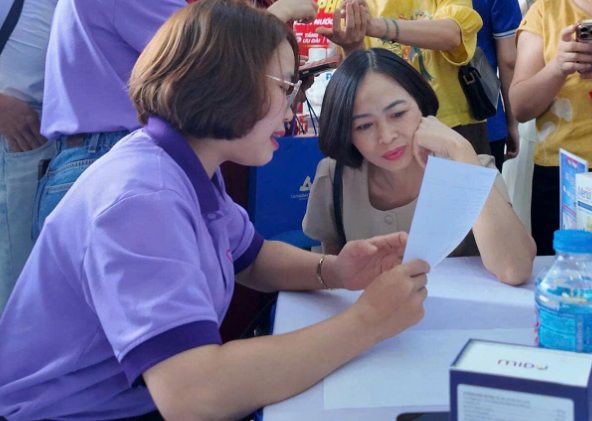 Hoàng Gấm tư vấn trực tiếp cho phụ huynh
