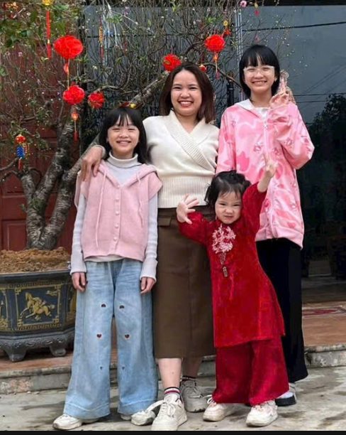 Bốn mẹ con- con gái đã cao hơn mẹ